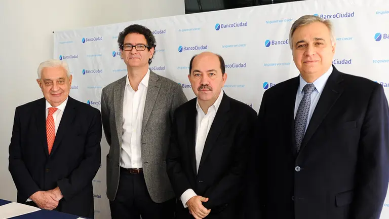 Desde la izquierda: Adelmo Gabbi, de Pyme Aval; Mariano Mayer, Secretario de Emprendedores y Pymes de la Nación; Javier Ortiz Batalla, Presidente del Banco Ciudad; y Rául Fidalgo, de Intergarantías.