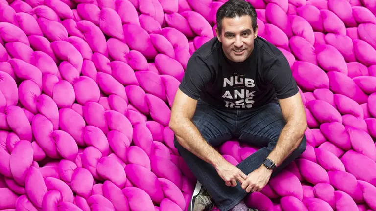 Quién es el empresario colombiano que creó el banco digital más grande del mundo fuera de Asia