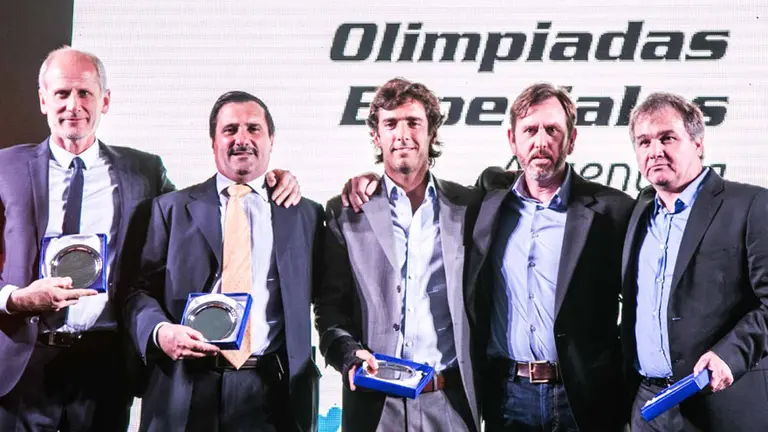 Federico Tomasevich, presidente de Puente, recibió de manos de Diego Pando, presidente de la Asociación, un reconocimiento junto a otras empresas por el aporte durante los años en Olimpíadas Especiales.