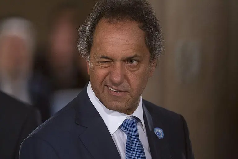Scioli presentó su libro "El otro camino" y estallaron las burlas en Twitter