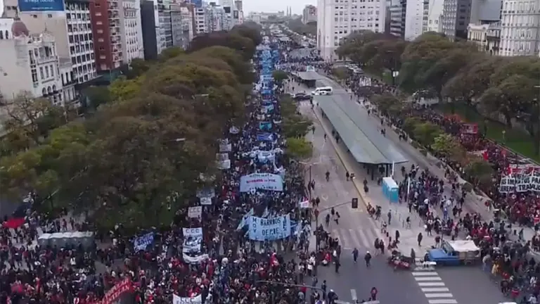 El proyecto de reforma del Código Penal incluiría aumentos de penas por cortar calles y crea delitos para inmigrantes