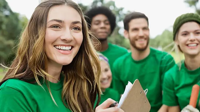 Tres de cada 4 trabajadores está interesado en el voluntariado, pero solo uno de ellos lo practica