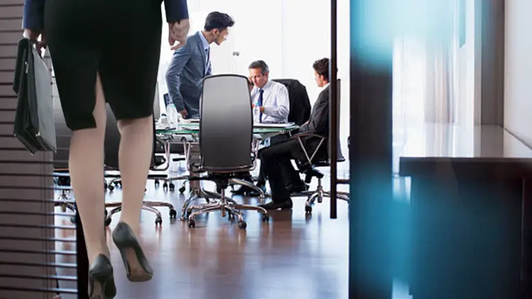 Desigualdad laboral: las mujeres ganan menos, tienen jornada "doble" y sufren más desempleo