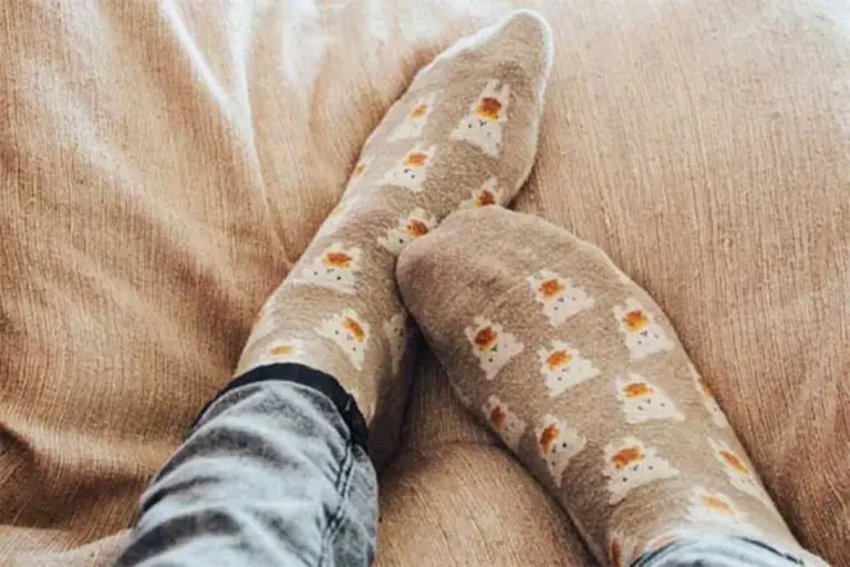 ¿Es bueno dormir con medias?