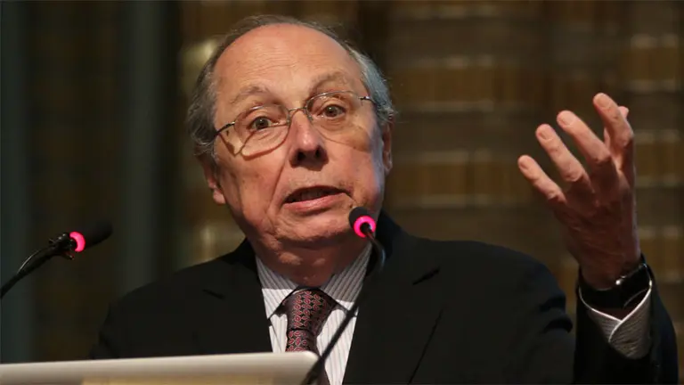 Guillermo Calvo: "Ahora Macri no sólo tiene que lidiar con la herencia de Cristina sino también con la de Sturzenegger"