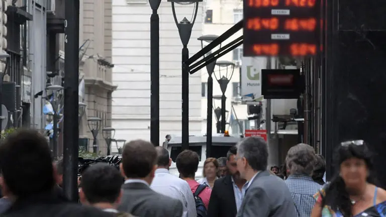 En una jornada con una fuerte suba en el volumen negociado, el dólar mayorista cayó a $36,72