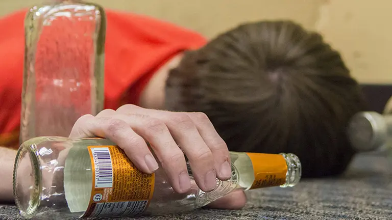 Sobredosis de alcohol: lo dieron por muerto, revivió en la morgue y volvió a la fiesta