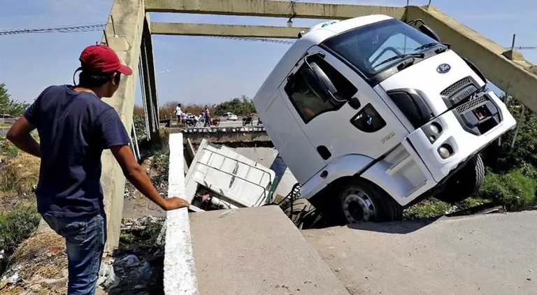 Obra pública: ya se cayeron 12 puentes inaugurados por el kirchnerismo