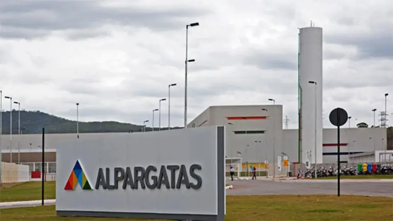 Alpargatas cierra sus plantas en Catamarca y La Pampa