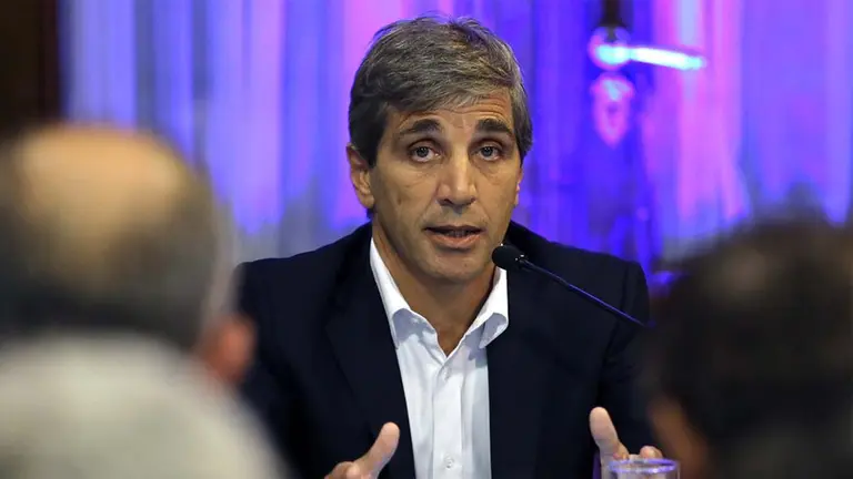 Lejos del Banco Central, Luis Caputo debe afrontar algunas causas judiciales y pedirán que no pueda salir del país