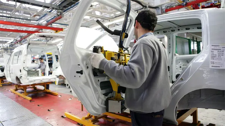 La industria automotriz reclama un bono al Gobierno por la caída en las ventas