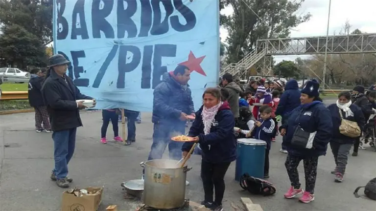 Sube la tensión social: movimientos sociales reclamarán alimentos frente a supermercados