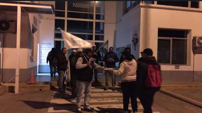 Por el derrumbe de las ventas, Nestlé adelanta vacaciones y hay temor por los empleos