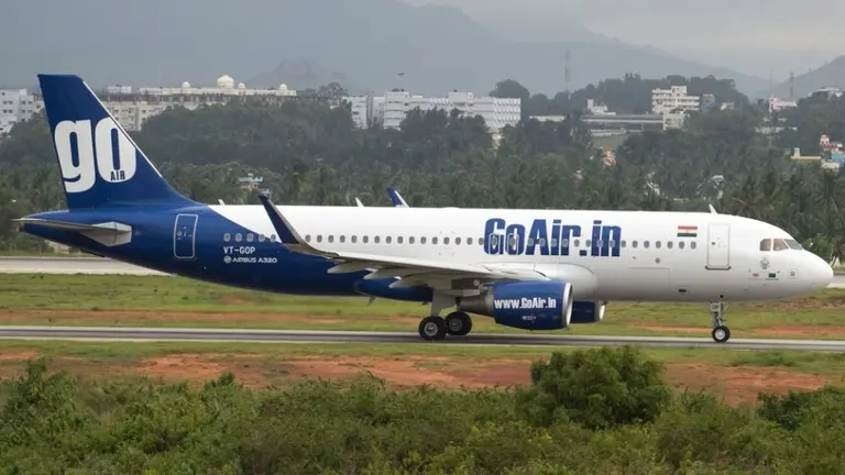Pánico en el aire: un pasajero confunde la puerta del avión con la del baño
