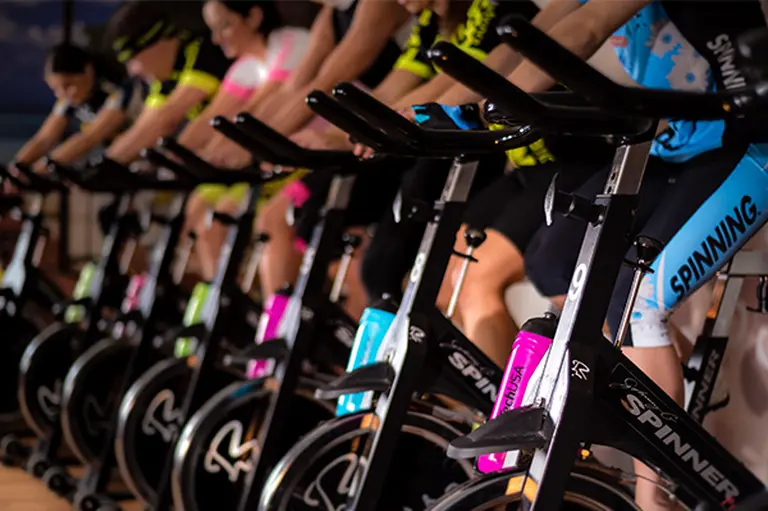 Spinning vs crossfit, ¿cuál es más efectiva y en cuál se gastan más calorías?