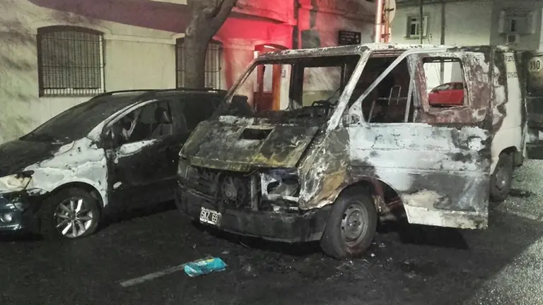 El auto de Axel Kicillof amaneció incendiado