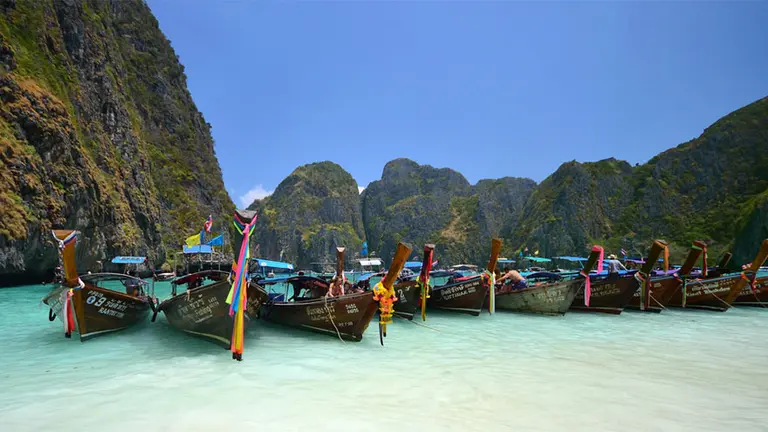 Tailandia cierra indefinidamente la playa famosa de la película de Di Caprio por exceso de turistas y daño ambiental