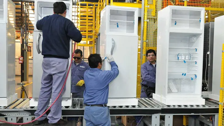 La industria se desploma por cuarto mes consecutivo: crece la inquietud en gremios y empresas