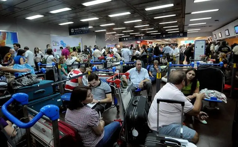 Paro de aeronáuticos por tiempo indeterminado en plena temporada