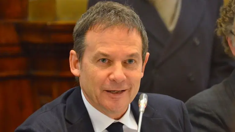 Quién es Eduardo Costa, el senador con covid que está muy grave en Terapia Intensiva