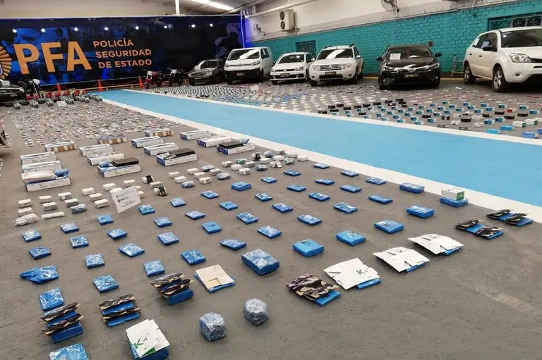 Detienen a tres aduaneros y secuestran más de 1000 teléfonos celulares