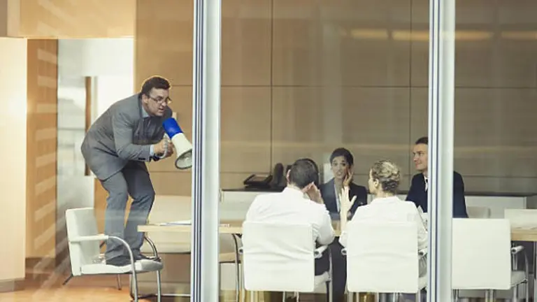 Tres de cada 10 empleados no le recomendarían a un amigo trabajar en su empresa