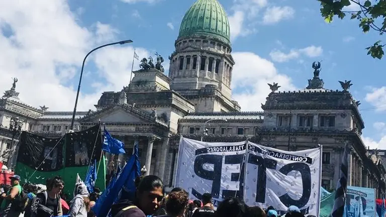 Gremios y movimientos sociales marchan al Congreso para protestar contra el Presupuesto