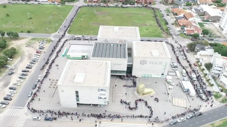 Cae el empleo "joven" y las ferias oficiales se ven desbordadas por una avalancha de currículums