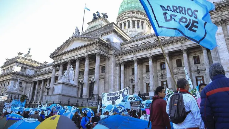 Gobierno advierte por "grupos violentos" y manifestantes denuncian "infiltrados" en la marcha contra el Presupuesto