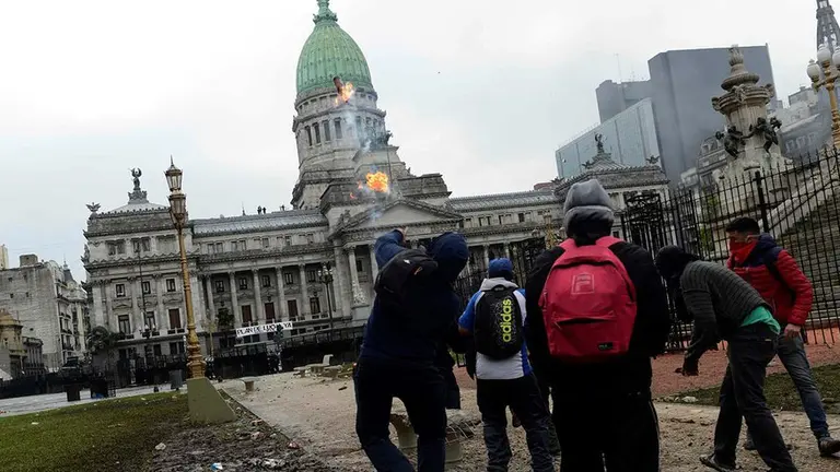 Fotos: así quedó la Plaza del Congreso tras los enfrentamientos entre manifestantes y policía