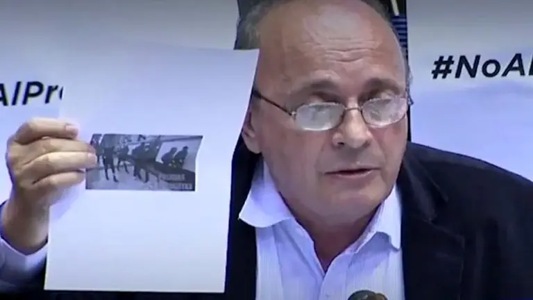 Leopoldo Moreau explicó su "pifie" con la foto del encapuchado en el Congreso
