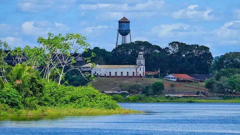 Desde el río, tras navegar en medio de la selva, Fordlandia puede parecer como una ilusión óptica.