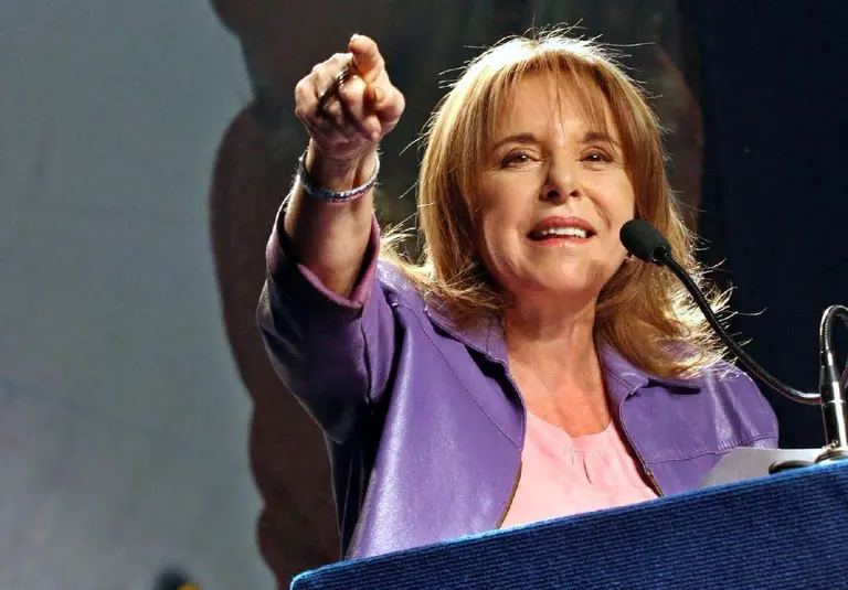 "Cuando mi esposo le puso la banda a Kirchner, desalojaron a mi familia del palco"