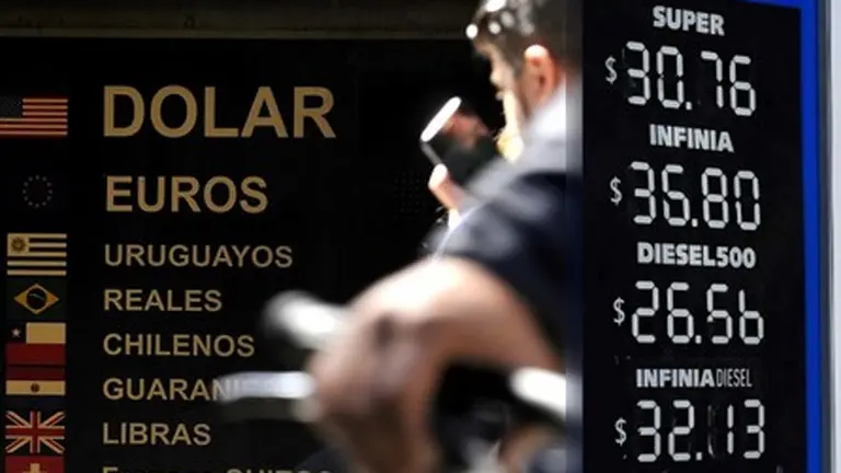 Nafta versus dólar: quién ganó la carrera mes a mes