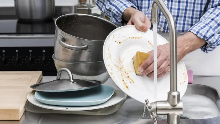 La ciencia explica por qué Bill Gates y Jeff Bezos son felices lavando los platos