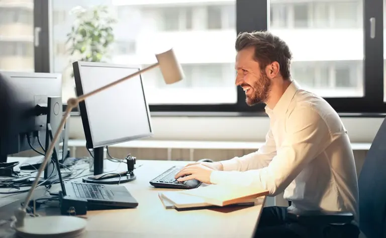 ¿Cómo navegar por páginas web bloqueadas en el trabajo?