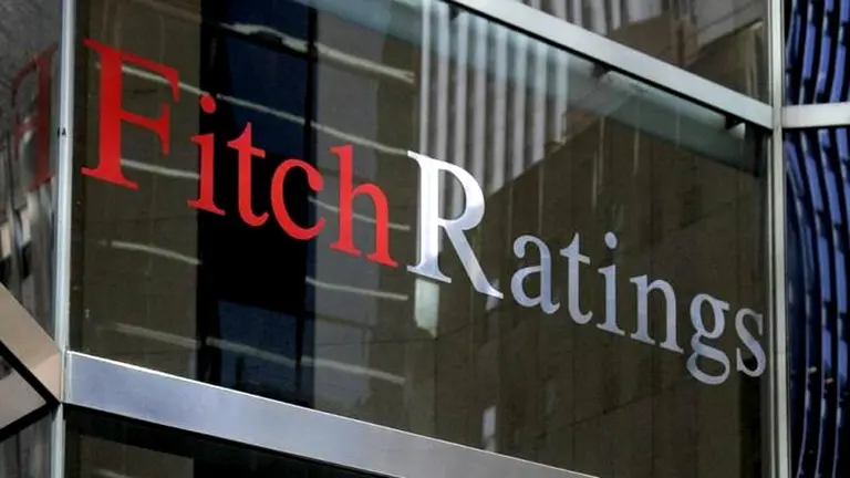 Fitch baja la calificación de deuda argentina a negativa por la "intensa inestabilidad" de la economía