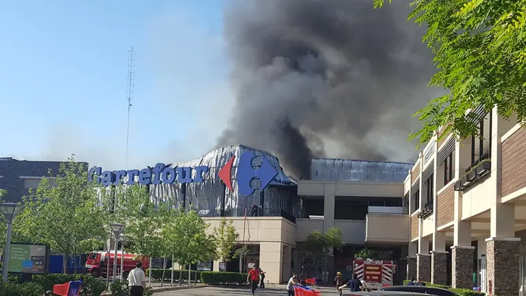 Grave incendio en un supermercado Carrefour de Tigre