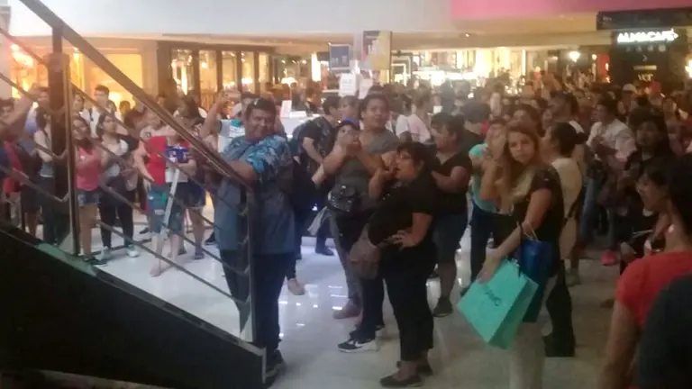 Trabajadores se manifestaron en forma pacífica en el shopping Alto Palermo