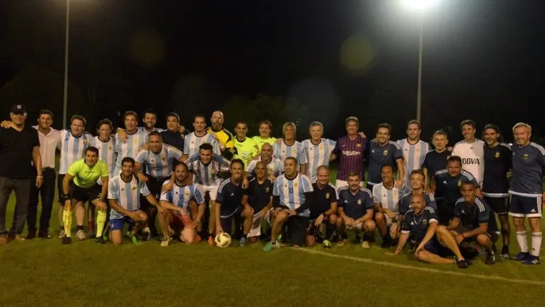 En la previa a la Superfinal, Macri compartió un partido de fútbol con viejas glorias de Boca y de River