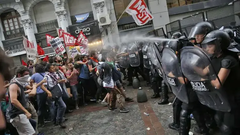 En medio de incidentes y protestas, se aprobó la creación de la Universidad Docente en la Ciudad