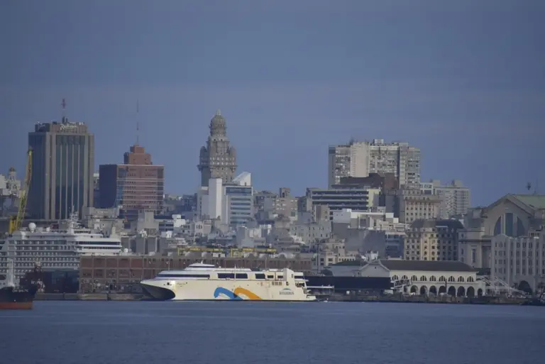 En Uruguay analizan alternativas para el puerto de Buquebus