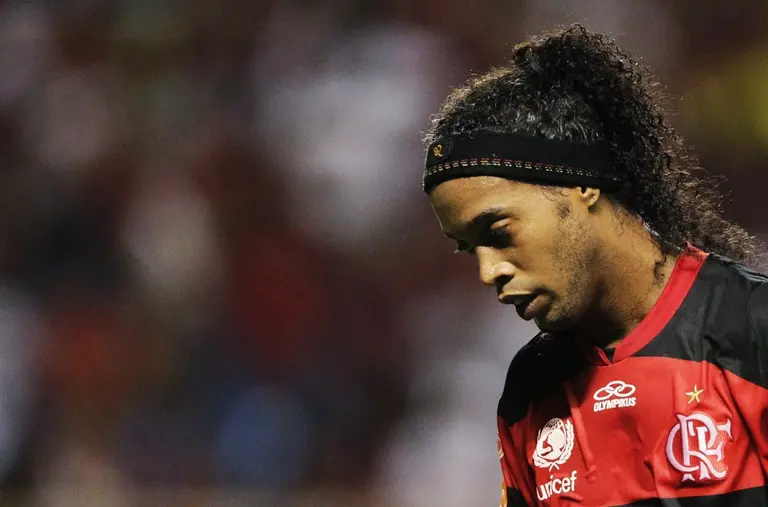 El hundimiento Ronaldinho: arruinado y sin pasaporte