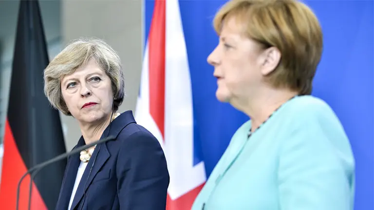 Theresa May, primera ministra británica, junto a la canciller alemana Angela Merkel.