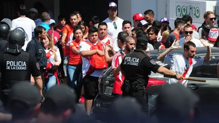 Periodistas españoles, sobre los incidentes en la Libertadores: "No sorprende que los argentinos hagan esto"