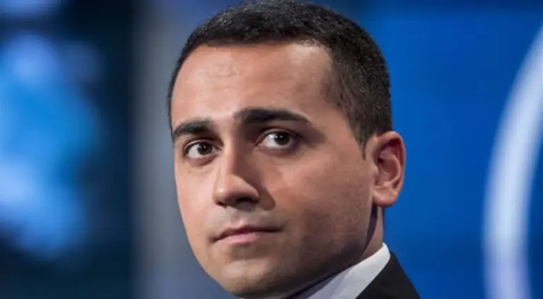 Italia afloja su objetivo de déficit y la tasa de interés baja al 3,2%