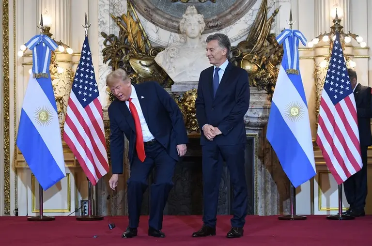 Video: Trump se enojó con la traductora de la Casa Rosada y tiró su audífono