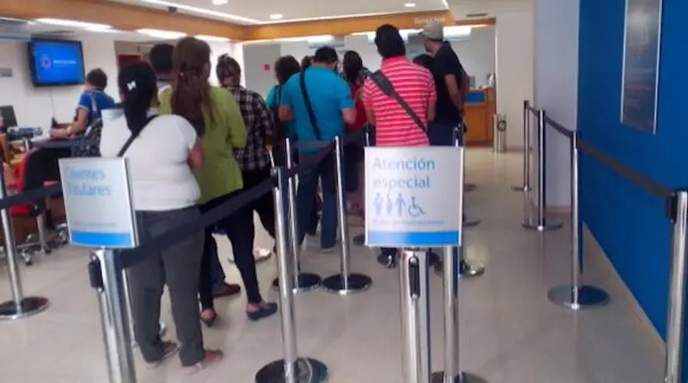 Un banco deberá pagarle $40.000 a un cliente por hacerlo esperar