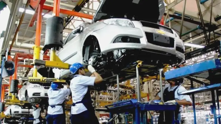 La actividad industrial cayó 8,5% en enero, arrastrada por derrumbe automotriz, según FIEL