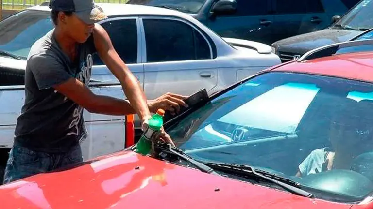 Prohíben actividad de los trapitos y los limpiavidrios: se aprobó la ley en la Legislatura